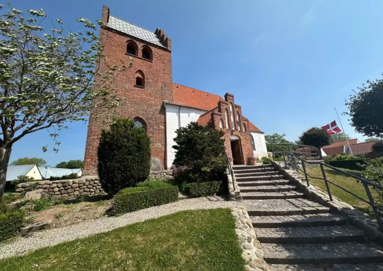 Måløv Kirke i Måløv til kirkelig begravelse og bisættelse