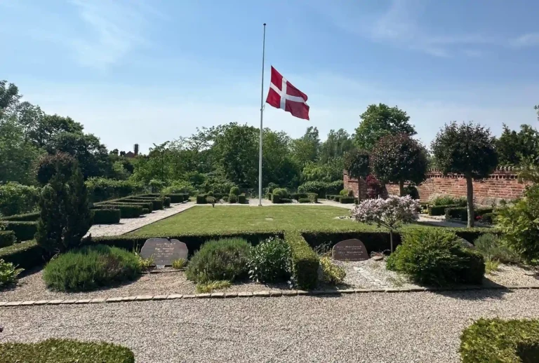 Måløv Kirkegård i Måløv til gravsted efter begravelse eller bisættelse