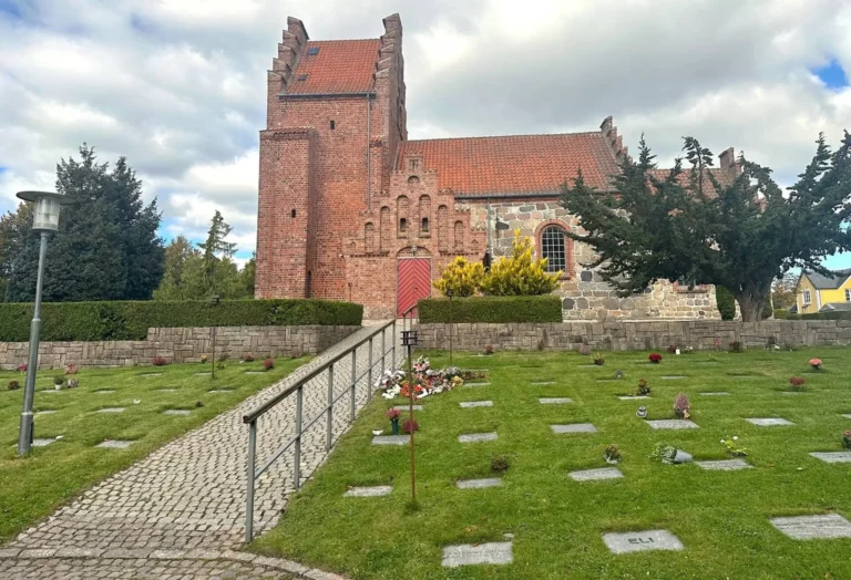 Blovstrød Kirke ved Allerød til begravelse og bisættelse