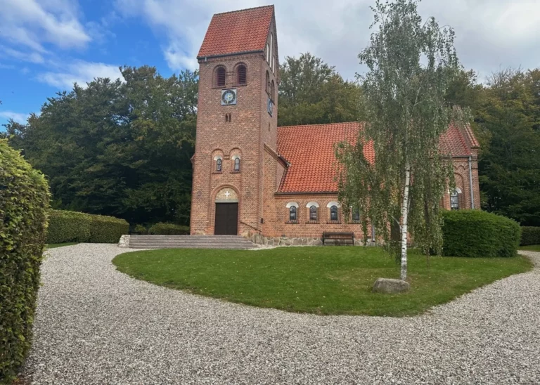 Høsterkøb Kirke nær Birkerød brugt ved begravelse og ceremoni