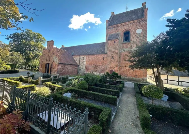Farum Kirke i Farum ved kirkelig begravelse og bisættelse