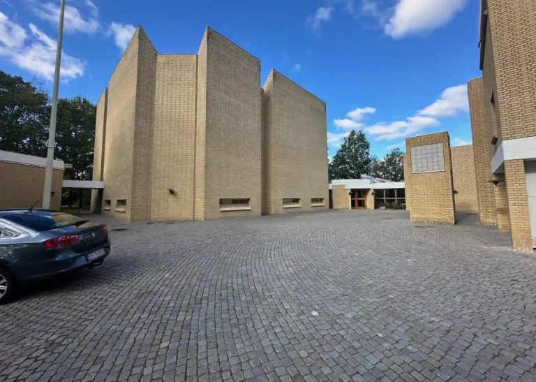 Stavnsholtkirken i Farum som ramme om ceremoni og bisættelse