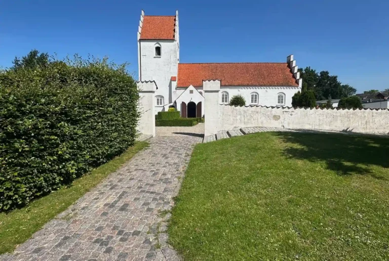 Fløng Kirke ved Hedehusene som ramme om begravelse og ceremoni