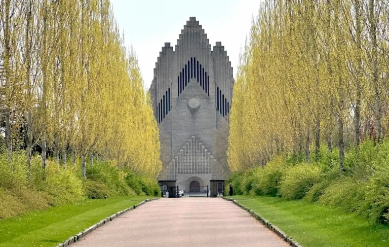 Grundtvigs Kirke i Nordvest til kirkelig begravelse eller bisættelse