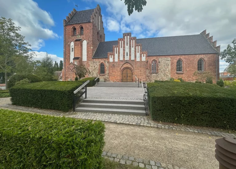 Birkerød Kirke i Birkerød ved kirkelig begravelse og bisættelse