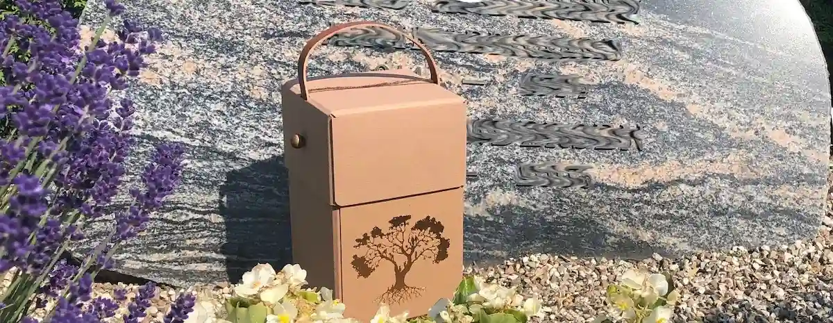Bisættelse vist med urne ved gravsted