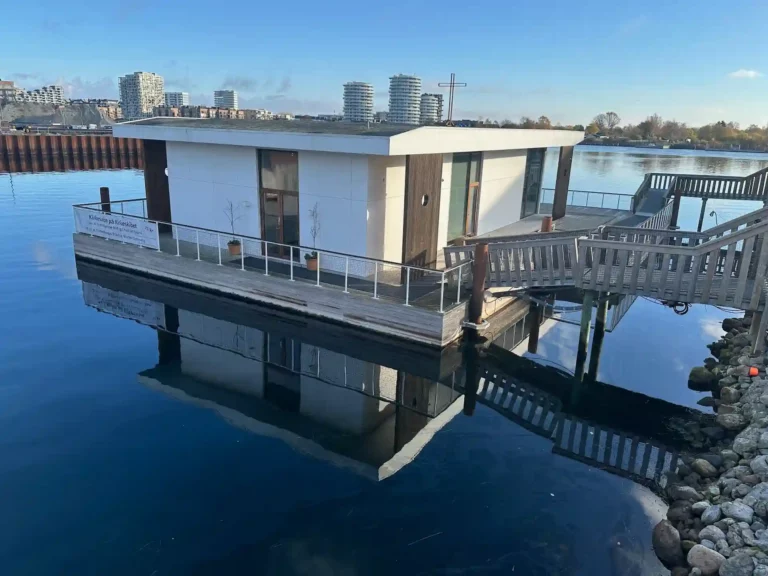 Kirkeskibet 2450 i Sydhavnen som lokal ramme om kirkelig ceremoni