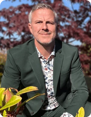 Bedemand Lasse rådgiver om begravelsestyper