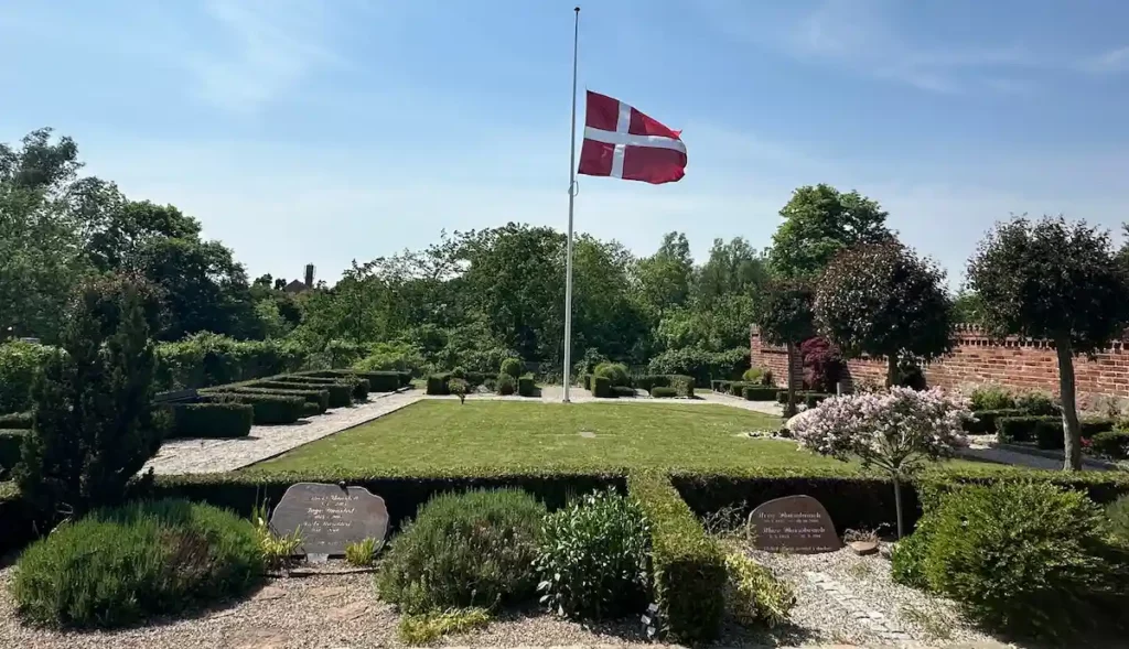 Bisættelse med Dannebrog på kirkegård