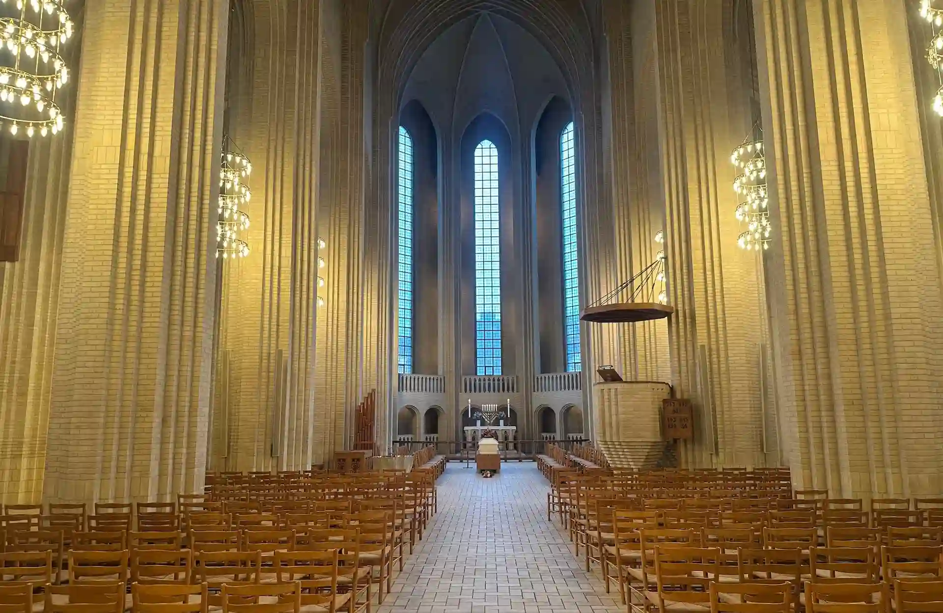 Begravelse i Grundtvigs Kirke set indefra