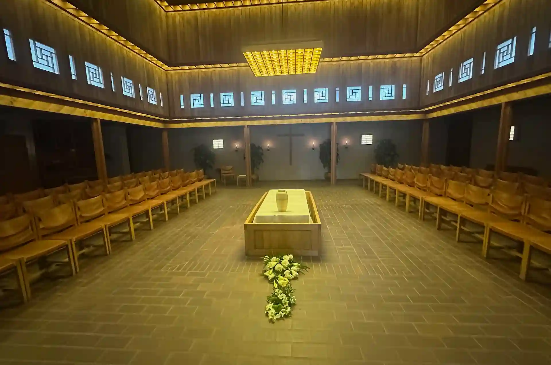 Urnehøjtidelighed i Lyngby Parkkirkegårds Lille Kapel set indefra