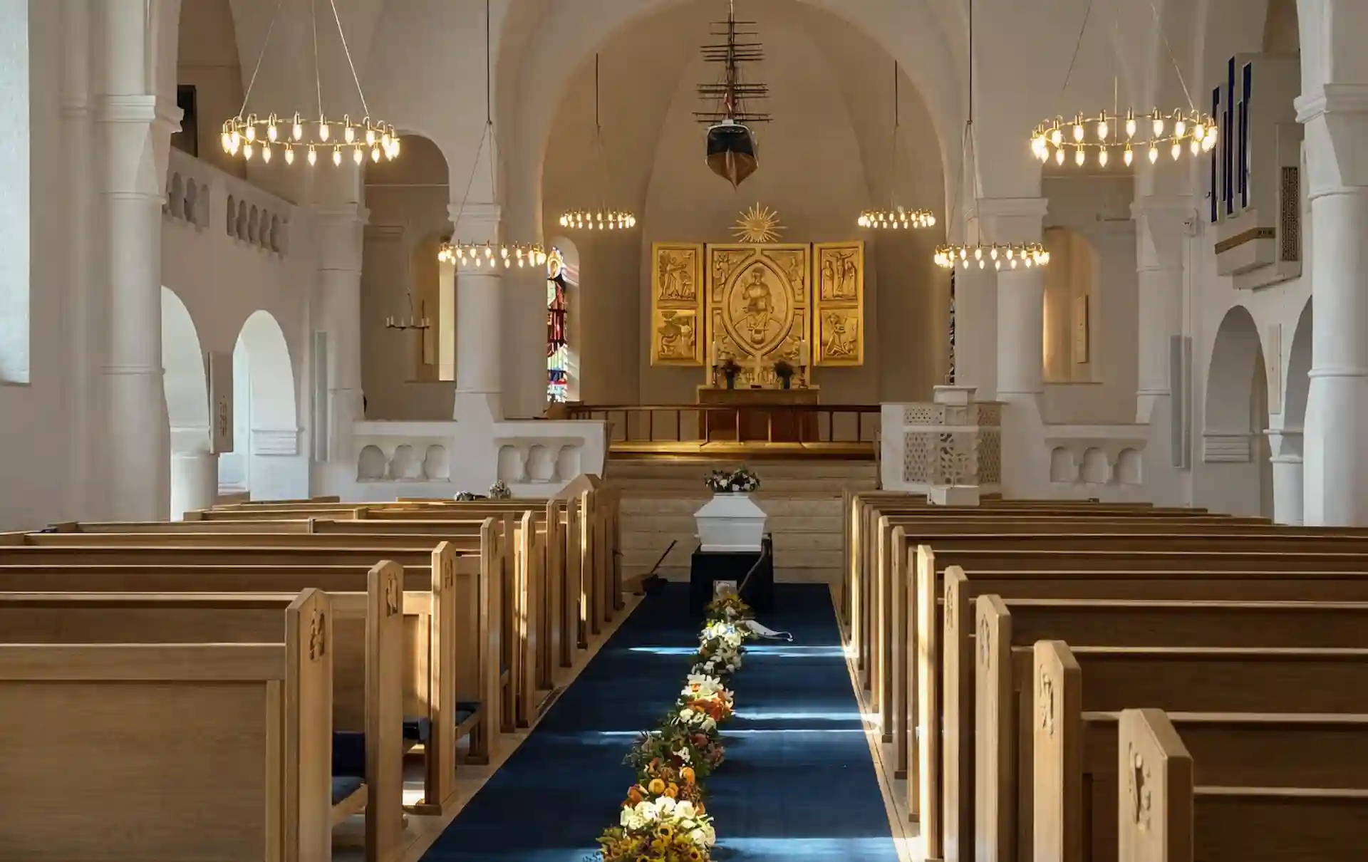 Bisættelse i Hellerup Kirke set indefra