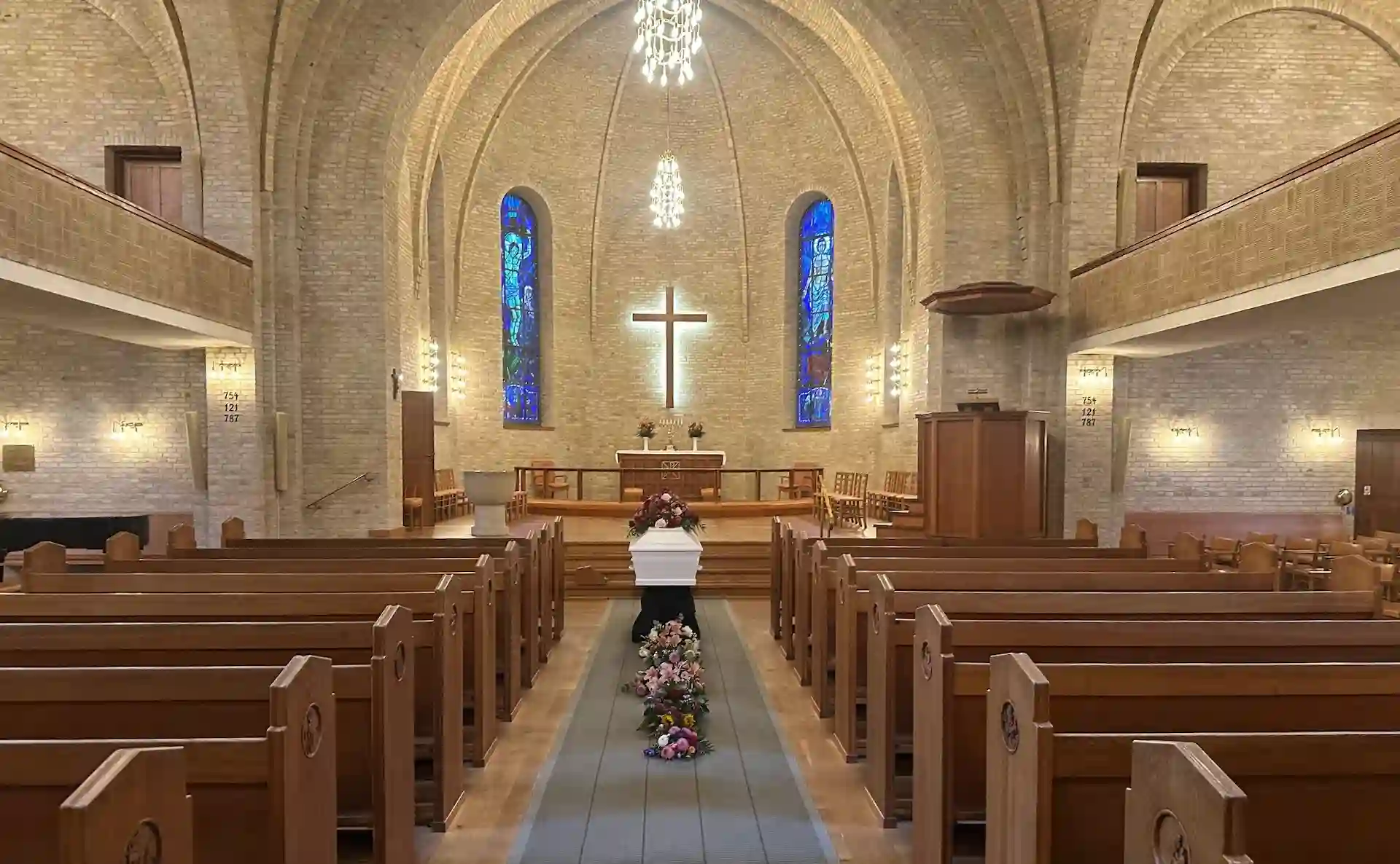 Begravelse i Helleruplund Kirke set indefra