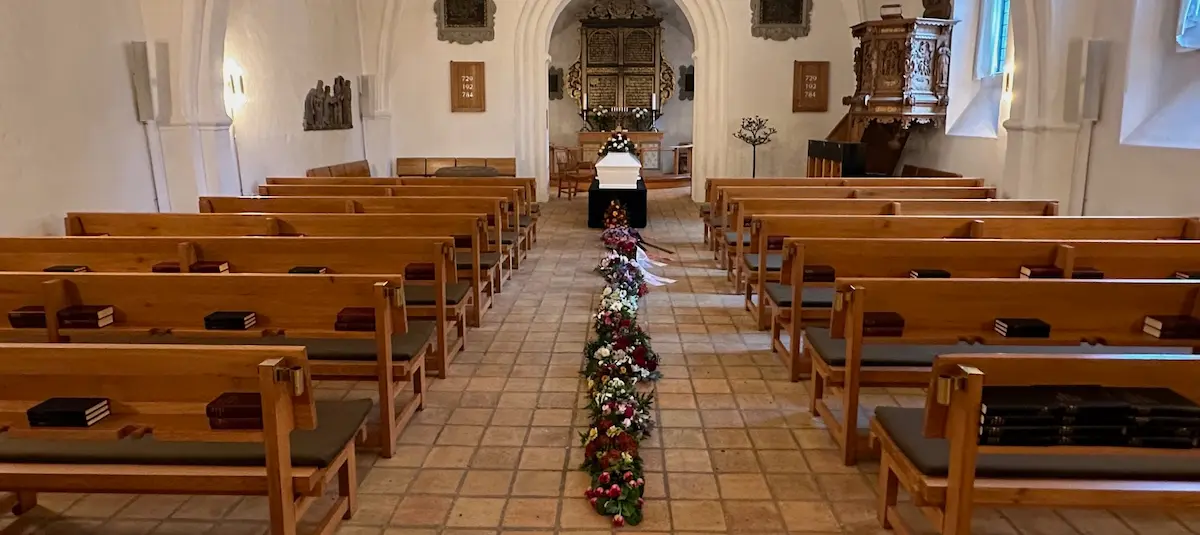 Ceremoni i kirke med kiste ved begravelse eller bisættelse