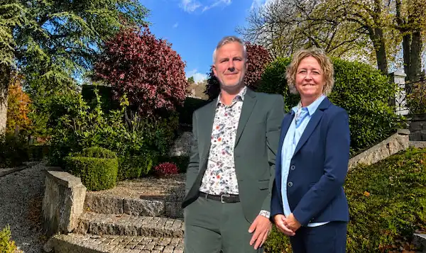 Bedemænd Lasse Kvist Sørensen og Rikke Schermann – hjælp til askespredning og pris
