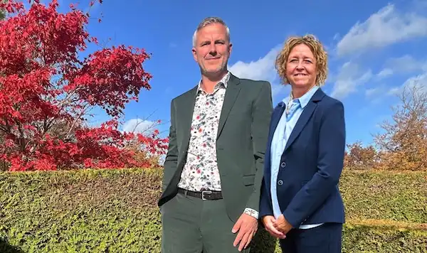 Lasse Kvist Sørensen og Rikke Schermann fra Danbegravelse – bedemænd i Charlottenlund