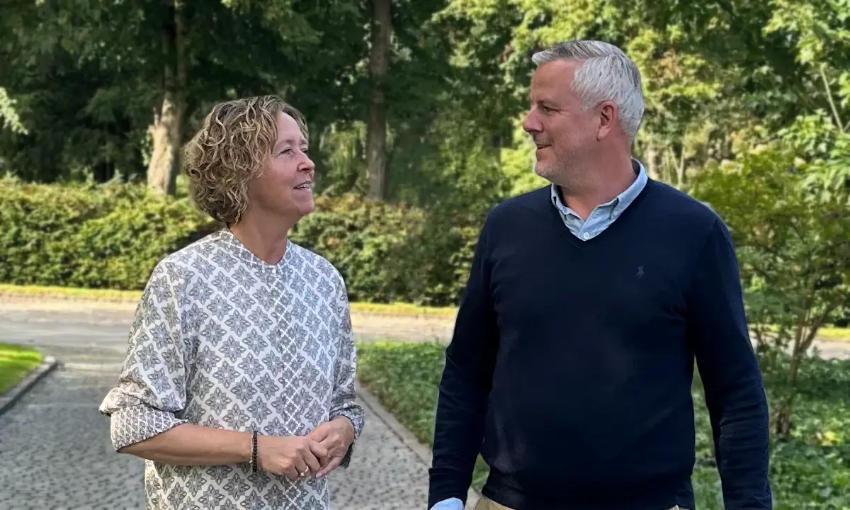 Rikke og Lasse fra Danbegravelse i samtale om askespredning og priser